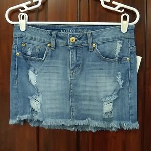 NWT Mid rise distressed denim skirt